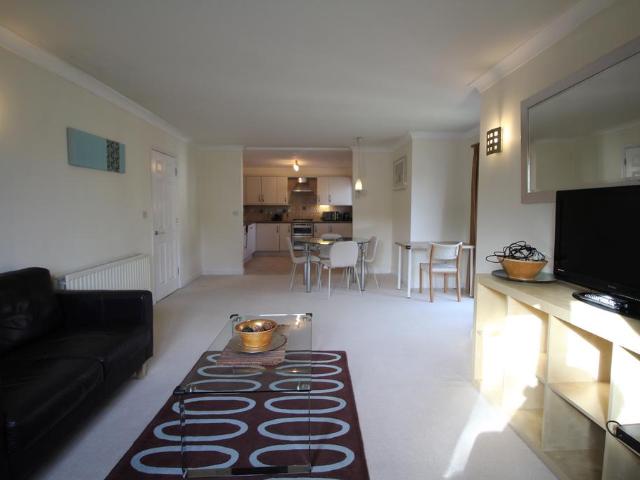 Marina Way, Abingdon OX14 2 bed apartment to rent £1,550 pcm £358 pw