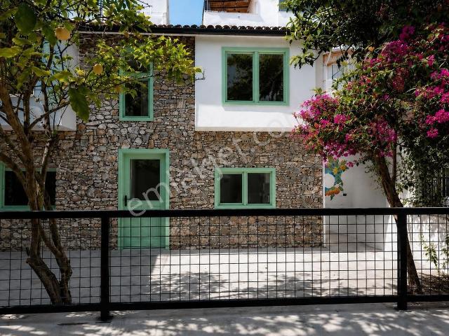 Marina Ve Kale Manzaralı Yenilenmiş Otantik Bodrum Taş Evi