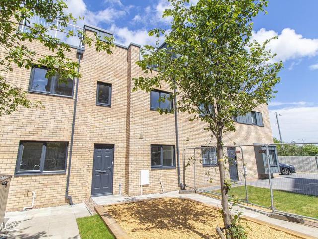 Marina View, Cardiff Bay 3 bed terraced house to rent £1,600 pcm £369 pw