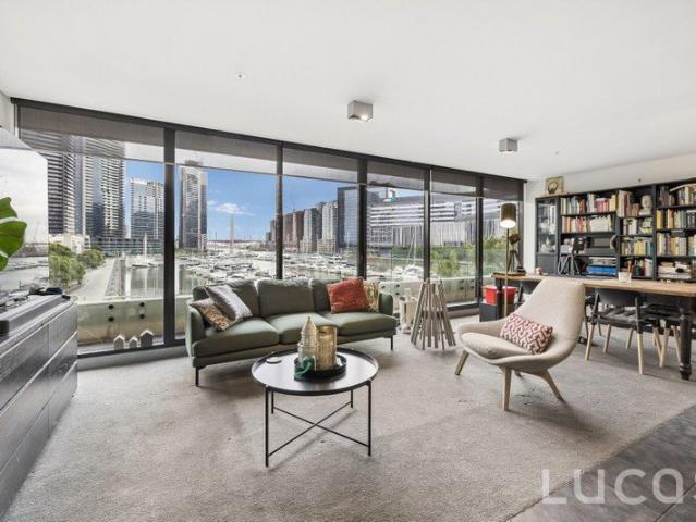 MARINA VIEWS, EXCEPTIONAL SPACE AND A WATERFRONT LIFESTYLE