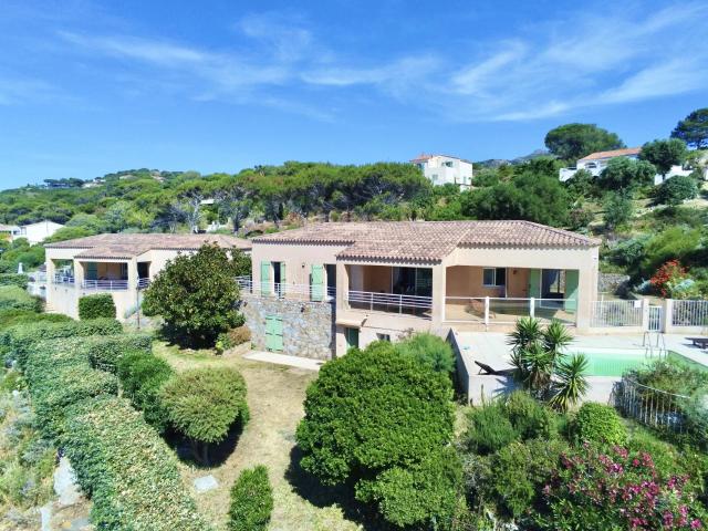 Marine de Davia – Propriété rare en première ligne mer, deux villas et deux piscines mer accès plage