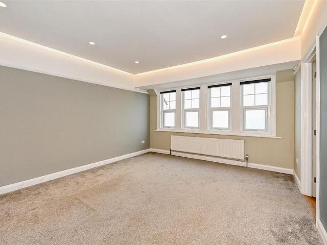 Marine Drive West, Bognor Regis 2 bed apartment to rent £1,350 pcm £312 pw