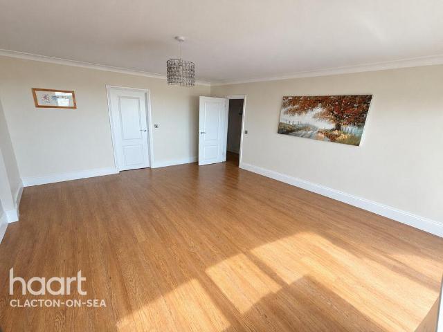 Marine Parade East, CLACTON ON SEA 3 bed apartment to rent £1,300 pcm £300 pw