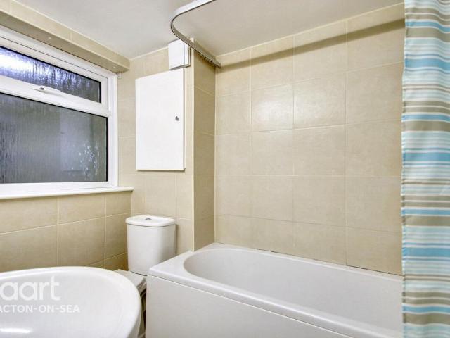 Marine Parade East, CLACTON ON SEA 2 bed apartment to rent £1,150 pcm £265 pw