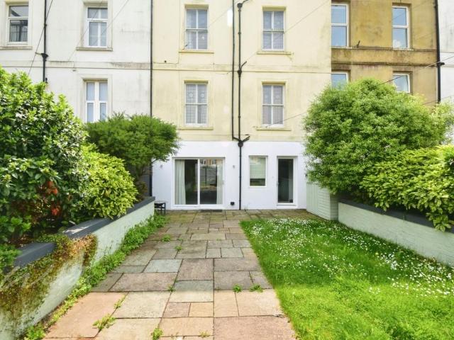 Marine Parade Hythe CT21 2 bed apartment to rent £1,400 pcm £323 pw