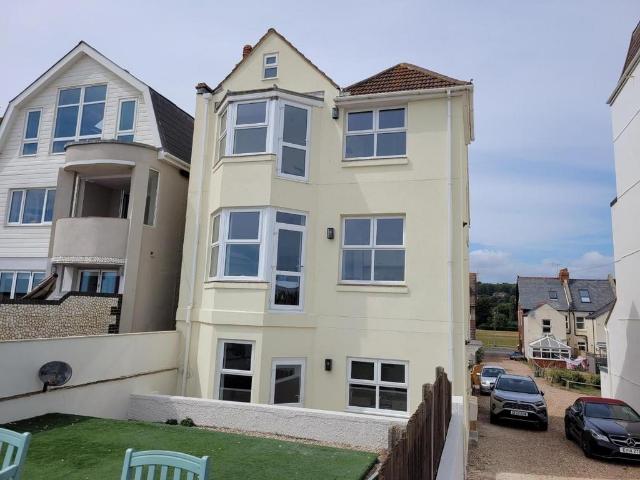 Marine Parade, Hythe, Kent 2 bed apartment to rent £1,275 pcm £294 pw