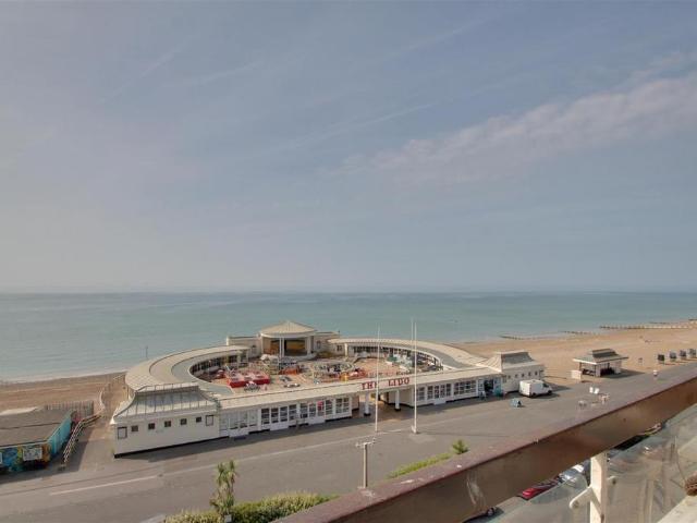 Marine Parade, Worthing BN11 2 bed flat to rent £1,600 pcm £369 pw