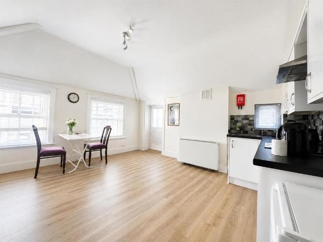 Marine Parade, Worthing 1 bed house to rent £1,050 pcm £242 pw