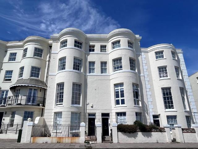 Marine Parade, WORTHING 2 bed apartment to rent £1,300 pcm £300 pw