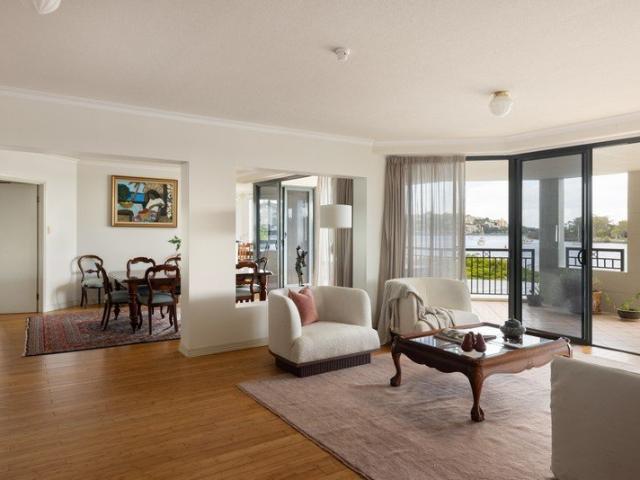 Mariner's Reach exclusivity, riverfront living