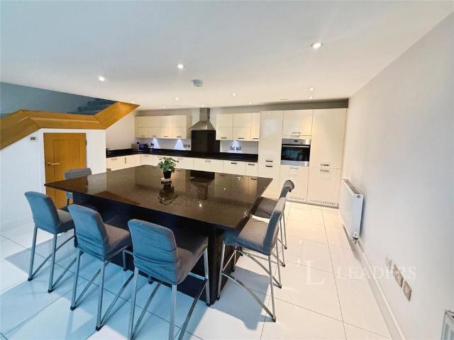 Maritime Walk, Southampton. 2 bed flat to rent £2,500 pcm £577 pw