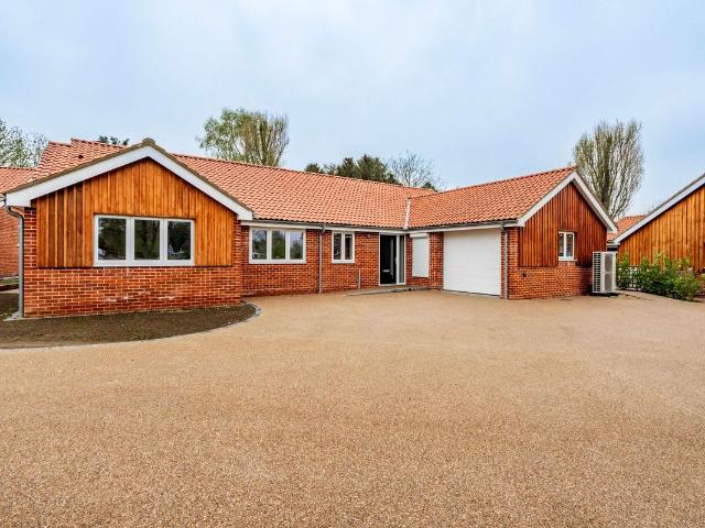 Marjorie Loke, Trunch NR28, 4 bed detached bungalow to rent, £2,600 pcm | PrimeLocation