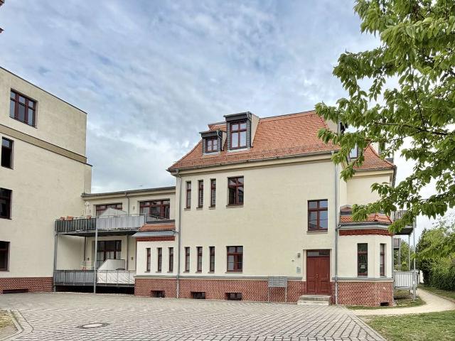 Markante 2,5 Zimmer Wohnung mit Balkon, Einbauküche und Stellplatz in ruhiger Lage