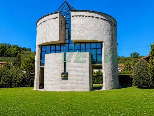 Markante Villa Casa Rotonda“ von Mario Botta, mit schönem Garten