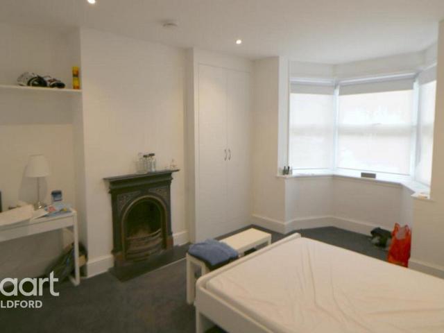 Markenfield Road, Guildford 5 bed detached house to rent £3,500 pcm £808 pw