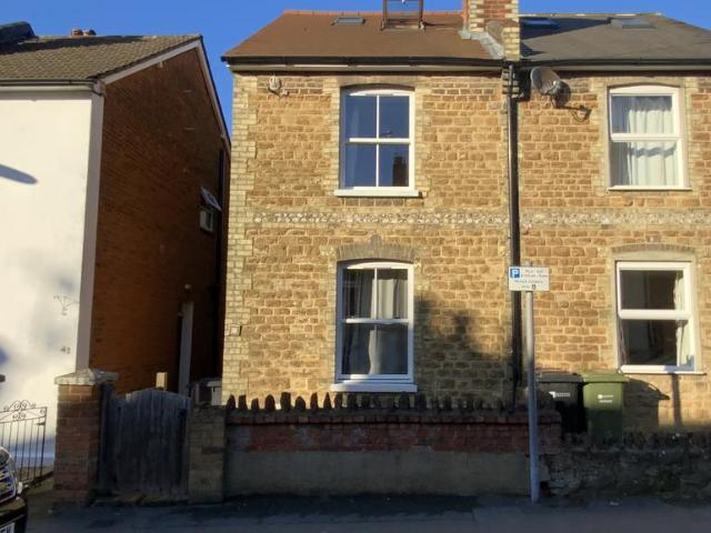 Markenfield Road, Guildford GU1 6 bed semi detached house to rent £4,780 pcm £1,103 pw