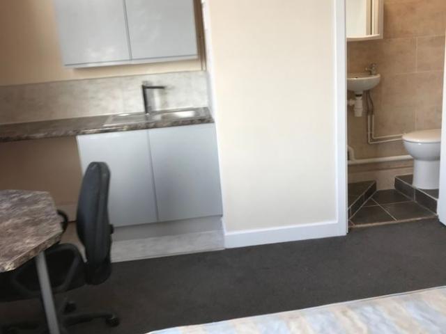 Market Corner, Tachbrook Street, Leamington Spa CV31, 3 bed flat to rent, £1,250 pcm | PrimeLocation