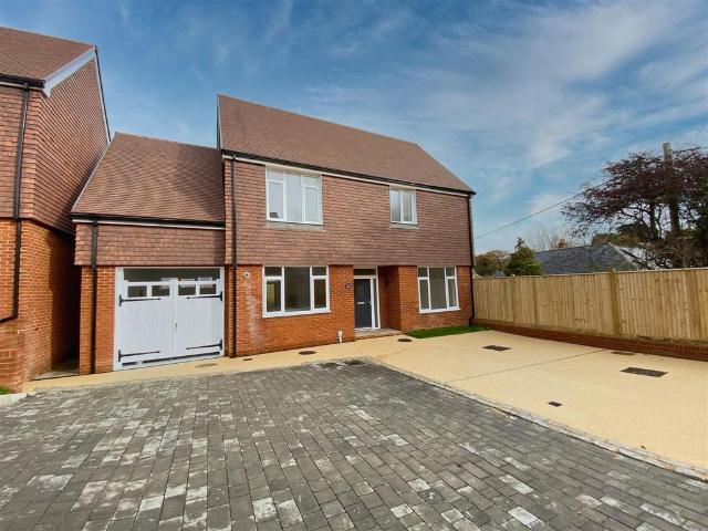 Market Gardens, Fairlight 3 bed detached house to rent £1,750 pcm £404 pw