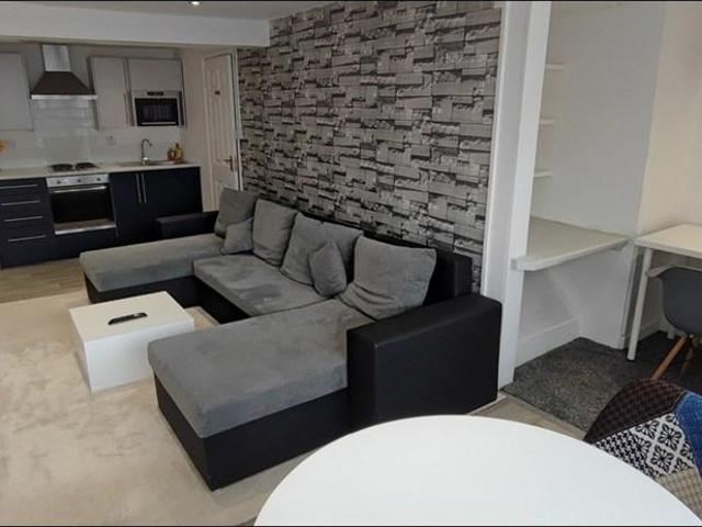 Market Hill, Southam, CV47 1 bed flat to rent £1,000 pcm £231 pw