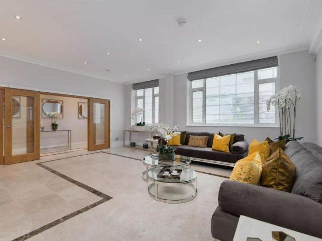 Market Mews, Mayfair 3 bed terraced house to rent £15,167 pcm £3,500 pw