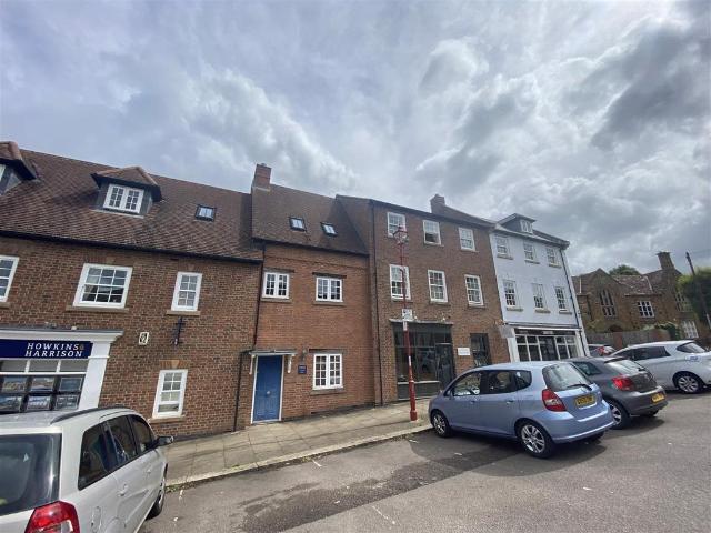 Market Square, Daventry NN11 2 bed flat to rent £895 pcm £207 pw