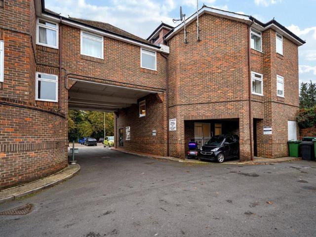 Market Square, Hampshire GU34 1 bed flat to rent £875 pcm £202 pw