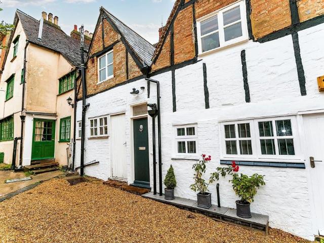 Market Square, Winslow, MK18 3 bed apartment to rent £1,300 pcm £300 pw