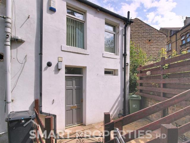 Market Street, Milnsbridge HD3, 2 bed flat to rent, £675 pcm | PrimeLocation