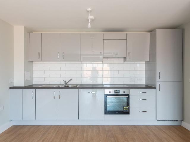 Bamboo House, Weavers Yard Newbury RG14, 2 bed flat to rent, £1,600 pcm | PrimeLocation