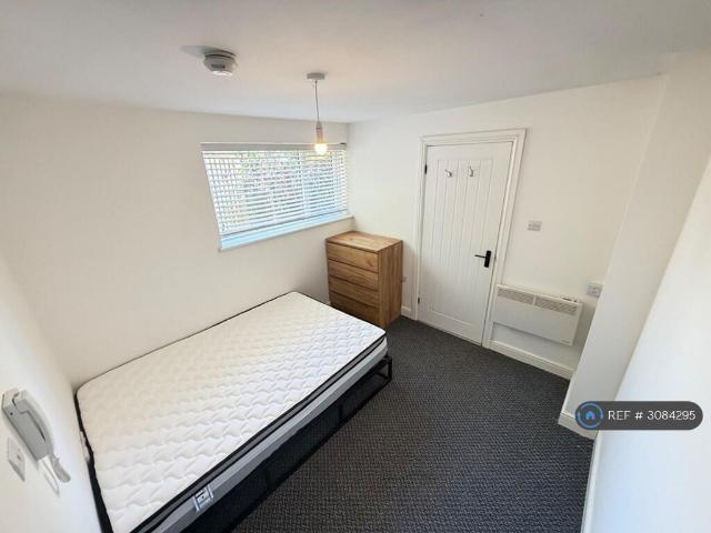 Market Street, Little Lever, Bolton, BL3 1 bed in a house share to rent £575 pcm £133 pw