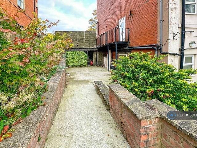 Market Street, Stalybridge, SK15 1 bed flat to rent £750 pcm £173 pw