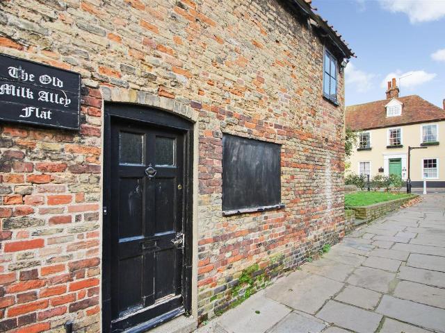 Market Street, Sandwich, Kent CT13, 2 bed maisonette to rent, £950 pcm | PrimeLocation