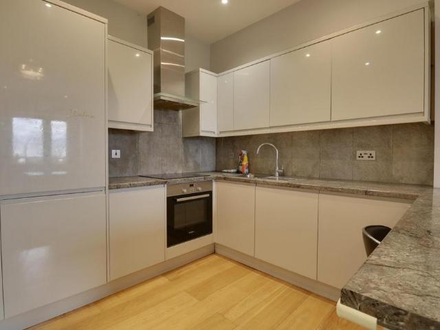 Market Place, Bexleyheath DA6 2 bed flat to rent £1,695 pcm £391 pw