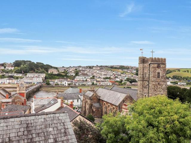 Market Place, Bideford, Devon, EX39 2 bed apartment to rent £900 pcm £208 pw