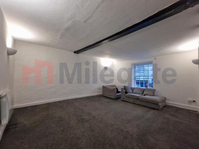 Market Place, Dunmow CM6 3 bed maisonette to rent £1,300 pcm £300 pw