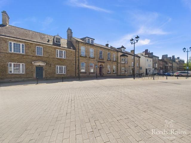Market Place, Durham DL14 3 bed apartment to rent £700 pcm £162 pw
