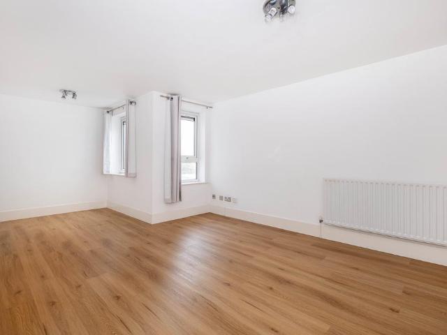 Market Place Kingston upon Thames KT1 1 bed apartment to rent £1,728 pcm £399 pw