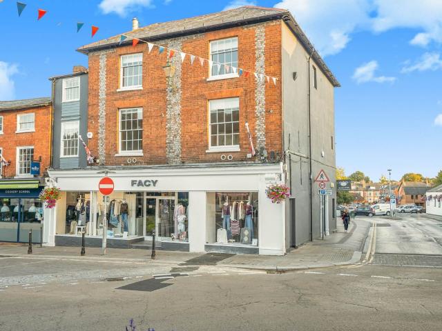 Market Place, Henley On Thames RG9, 2 bed flat to rent, £2,500 pcm | PrimeLocation