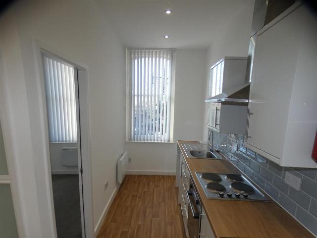 Market Place, Long Eaton, NG10 1LS 1 bed flat to rent £625 pcm £144 pw