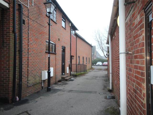 Market Place, Ringwood, Hampshire, BH24 2 bed apartment to rent £1,190 pcm £275 pw