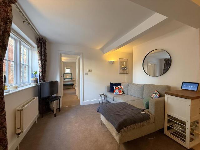 Market Place, Wantage 1 bed ground floor flat to rent £895 pcm £207 pw
