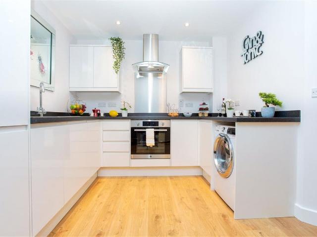 Marketfield Court, Redhill, Surrey RH1, 1 bed flat to rent, £1,400 pcm | PrimeLocation