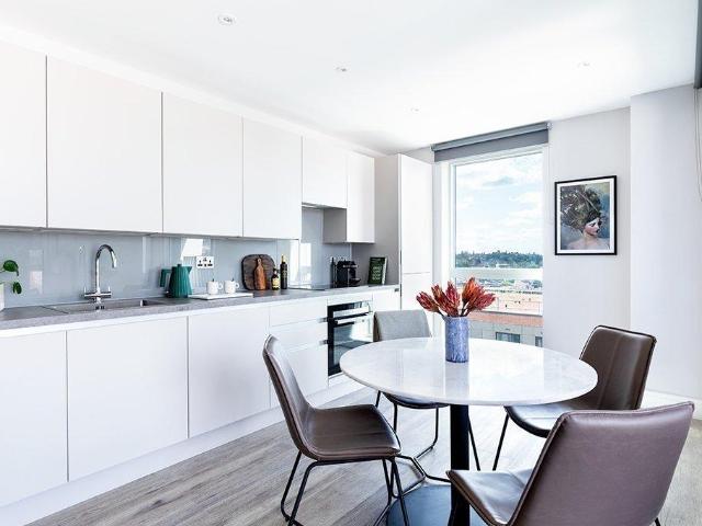 Marketfield Road, Redhill RH1 2 bed apartment to rent £2,100 pcm £485 pw