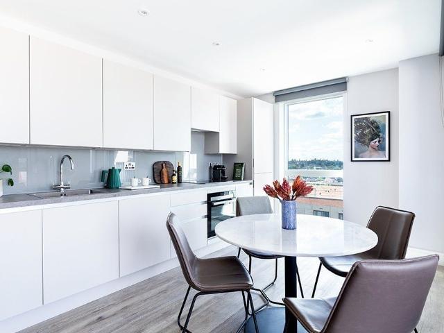 Marketfield Road, Redhill RH1, 2 bed flat to rent, £2,100 pcm | PrimeLocation