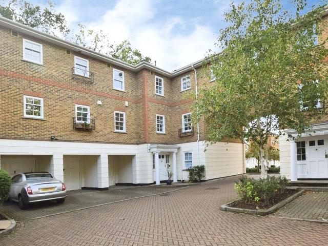 Markham Court, Camberley GU15, 2 bed flat to rent, £1,500 pcm | PrimeLocation
