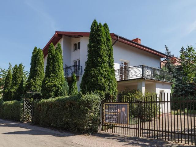 Na sprzedaż przestronny dom 385 m² z garażem w Markach