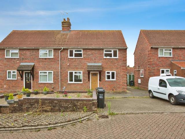Marl Close, Yeovil, BA21 3 bed house to rent £1,350 pcm £312 pw