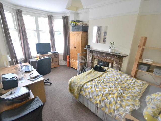 Marlborough Avenue, Reading, Berkshire 8 bed semi detached house to rent £4,400 pcm £1,015 pw
