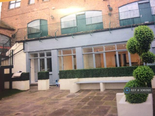 Marlborough Court, Macclesfield, SK11 2 bed flat to rent £1,200 pcm £277 pw
