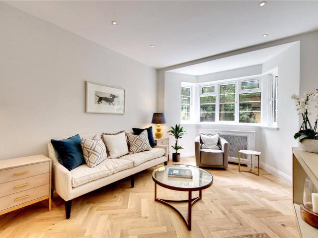 Marlborough Court, Pembroke Road. 2 bed apartment to rent £4,333 pcm £1,000 pw